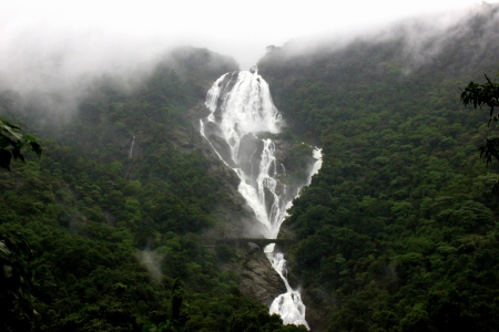 Водопад Дудхсагар в Бхагван Махавир