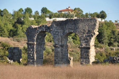 Древний акведук в Сиде