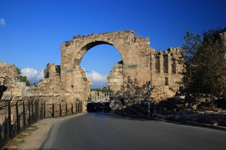 Триумфальная арка. Главные и восточные ворота города Сиде