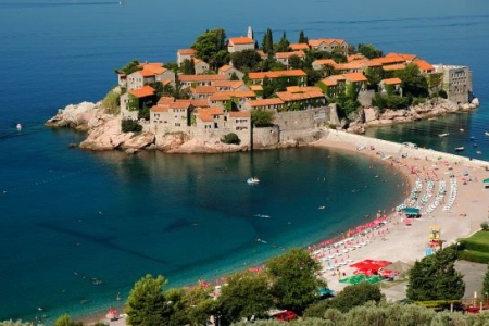 Остров-курорт Свети Стефан в Черногории