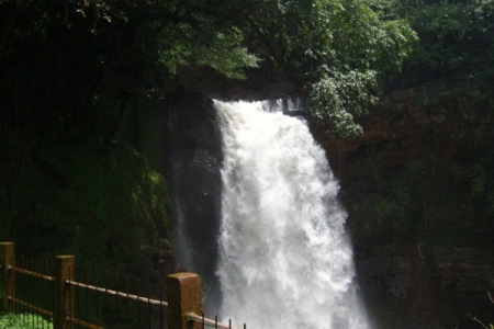 Водопад Арвалем и пещеры в Гоа
