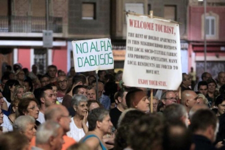 Жители Барселоны протестуют против толп пьяных, голых туристов
